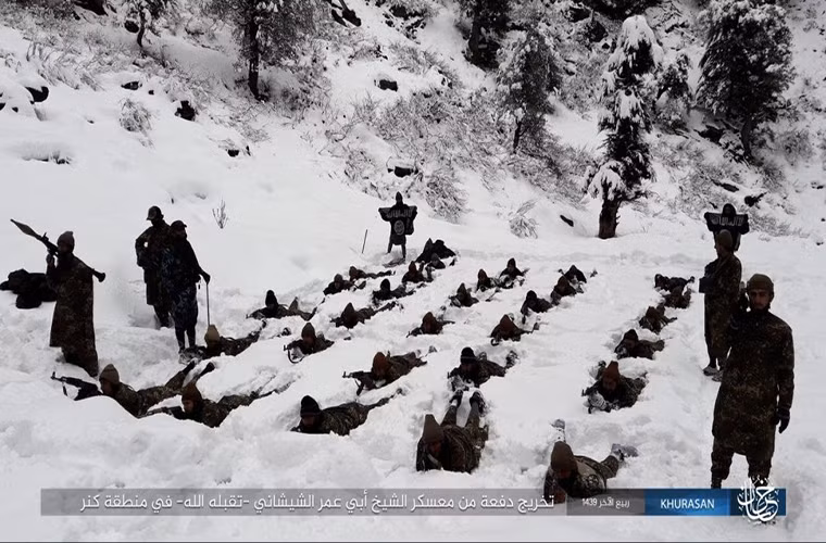 Theo Al Masdar News ngày 27/12, kênh truyền thông Amaq của phiến quân IS mới đây đăng tải loạt ảnh ghi lại cuộc huấn luyện khắc nghiệt trên băng tuyết của nhóm khủng bố này trong một khu rừng ở Afghanistan. Ảnh: AMN.