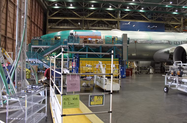 Đây là một chiếc Boeing 777-300 ER sắp hoàn thiện và sẽ được đưa tới Dubai thuộc các Tiểu vương quốc Ả-rập Thống nhất (UAE). Được biết, UAE hiện vận hành gần 165 chiếc Boeing 777. Ảnh: BI.