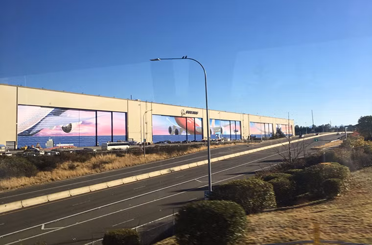 Nhà máy sản xuất máy bay của Boeing tại thành phố Everett, vùng Seattle, Washington, là một trong những tòa nhà lớn nhất thế giới, với diện tích mặt sàn lên tới gần 398.000 m2. Ảnh: BI.