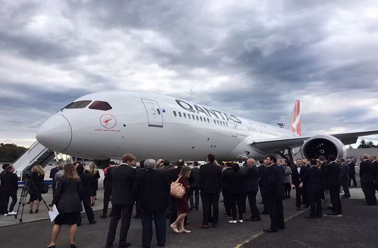 Chiếc Boeing 787-9 đầu tiên của Hãng hàng không Qantas bên ngoài nhà máy Everett. Ảnh: BI.