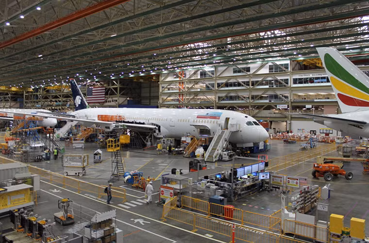 Ngay cả vào những ngày cuối tuần, các nhân viên vẫn hăng say làm việc. Ảnh: BI.