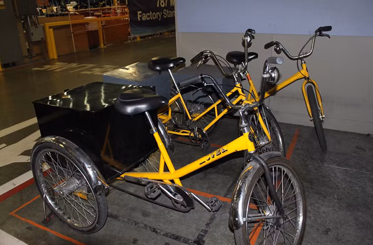 Do nhà máy rất rộng nên các công nhân phải dùng xe di chuyển để tiện làm việc. Ảnh: BI.