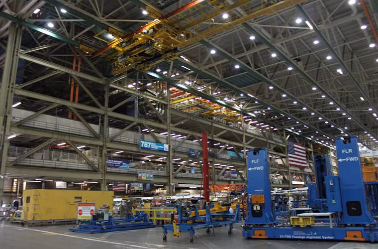 Nhà máy có quy mô rộng lớn và dây chuyền sản xuất hiện đại. Là nơi sản xuất ra nhiều chiếc máy bay hàng đầu thế giới, trong đó phải kể đến Boeing 777 và 787 Dreamliner. Ảnh: BI.