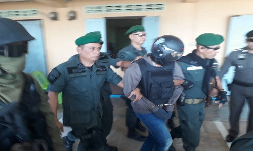 Nghi phạm Ronnachai Panchart bị cảnh sát Thái Lan áp giải. Ảnh: The Nation.