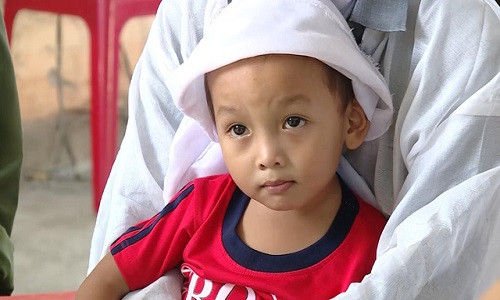 Con trai đầu của sản phụ Hiếu trong lễ tang mẹ và em - Ảnh: QUỐC NAM