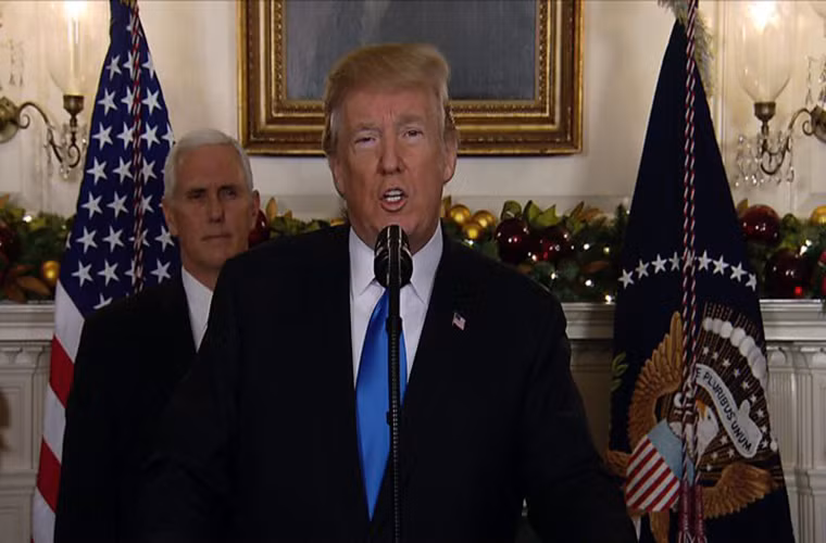 Ngày 6/12, Tổng thống Mỹ Donald Trump đã chính thức công nhận thành phố Jerusalem là thủ đô của Israel, đồng thời chỉ đạo Bộ Ngoại giao bắt đầu quy trình di chuyển trụ sở Đại sứ quán Mỹ tại Tel Aviv đến Jerusalem. Ảnh: BBC.