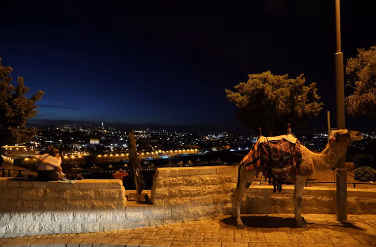 Trong cuộc Chiến tranh Sáu ngày năm 1967, Israel đã chiếm hoàn toàn lãnh thổ Jerusalem và tuyên bố thành phố này là thủ đô của họ. Tuy nhiên, cộng đồng quốc tế không thừa nhận rộng rãi và trên thực tế không có đại sứ quán nước ngoài nào đóng ở Jerusalem. Ảnh: Một góc Thành phố cổ Jerusalem vào buổi tối ngày 4/12/2017. Ảnh: Sputnik.