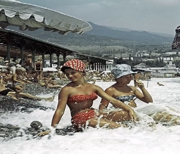 Nhiều người dân lại chọn bãi biển là điểm đến lý tưởng cho kỳ nghỉ của họ. Ảnh: ER.