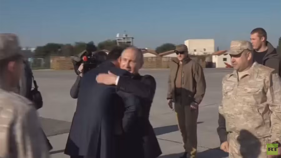 Trong chuyến thăm này, Tổng thống Putin cho biết ông đã ra lệnh rút quân khỏi Syria. Ảnh: RT.