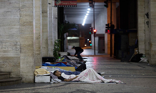 Những người vô gia cư nằm ngủ ngoài vỉa hè. Các nhà chức trách thành phố cho biết, số người vô gia cư đã tăng gấp ba so với một vài năm trước, lên tới khoảng 15.000 người. Ảnh: AJ.