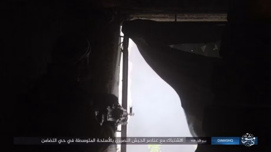 Được biết, đây là lần đầu tiên trong suốt hơn một năm nhóm khủng bố IS tiến hành cuộc tấn công dữ dội đến vậy nhằm vào các lực lượng ủng hộ chính phủ Damascus. Ảnh: AMN.