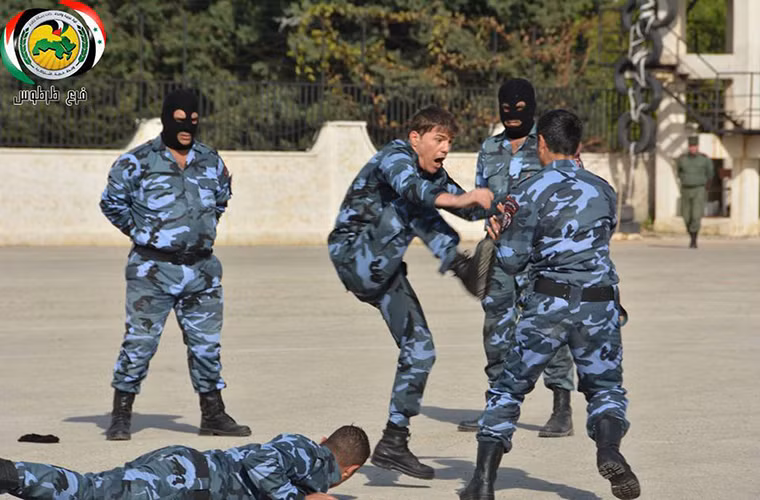 Theo AMN, lực lượng SMF từng tham gia vào nhiều trận chiến trước đây, trong đó có các cuộc giao tranh ở Đông Damascus và Aleppo. Ảnh: Một màn "trình diễn" của lực lượng SMF trong buổi lễ tốt nghiệp. Ảnh: AMN.