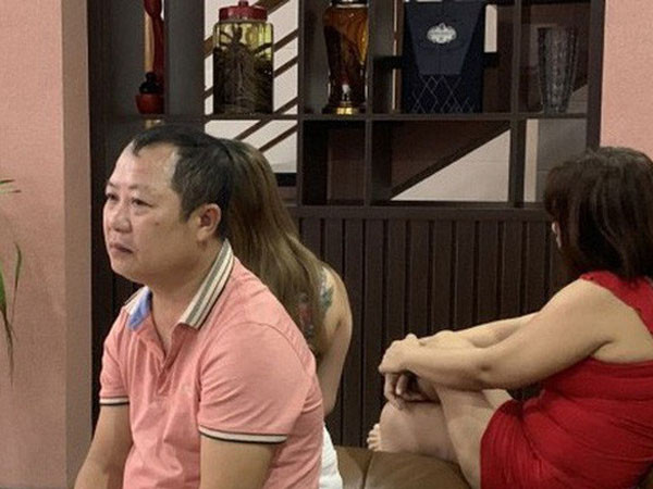 Phat hien hang chuc nu nhan vien nha nghi ban dam