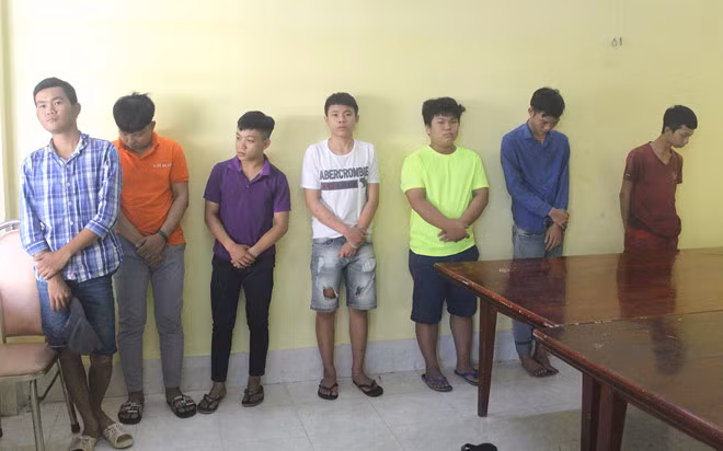 Bat 8 thanh nien dai nao duong pho, ruot chem luc luong tuan tra