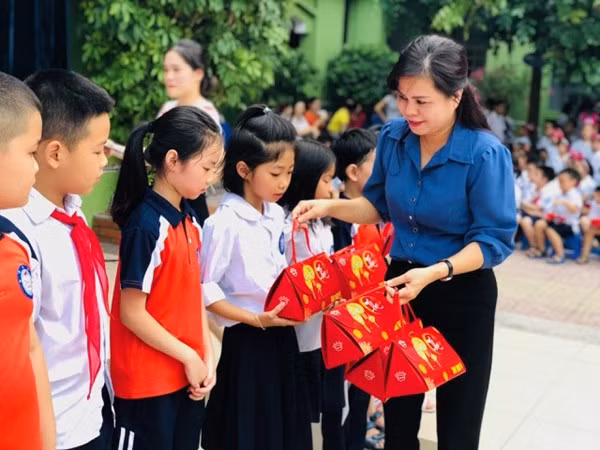 Hieu truong truong Ai Mo B bi to cao la nguoi the nao?