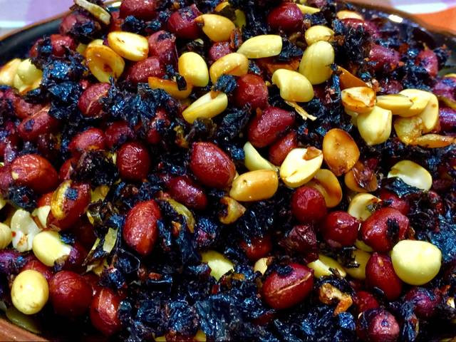 Sau khi phi thơm tỏi, bạn cho lạc vào đảo đều tay rồi cho tiếp rong biển, cuối cùng cho hỗn hợp gồm đường, ớt (ớt này đã ngâm 10 phút cho nở) vào đảo đều. Lạc và rong biển rảo nước, tách rời nhau thì trút ra đĩa. Ảnh cookpad.