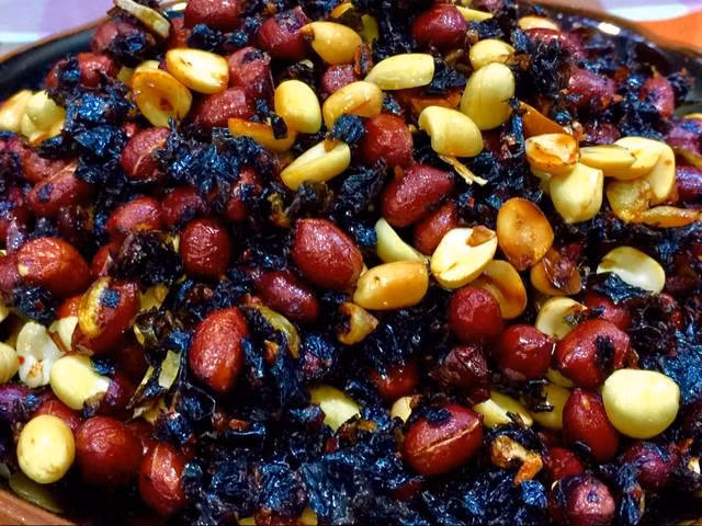 Sau khi phi thơm tỏi, bạn cho lạc vào đảo đều tay rồi cho tiếp rong biển, cuối cùng cho hỗn hợp gồm đường, ớt (ớt này đã ngâm 10 phút cho nở) vào đảo đều. Lạc và rong biển rảo nước, tách rời nhau thì trút ra đĩa. Ảnh cookpad.