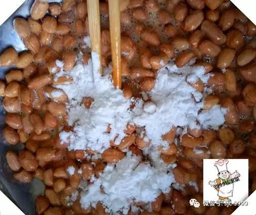 Trộn đều để trứng, đường, lạc quyện đều với nhau. Cuối cùng, bạn cho thêm bột mì vào chỗ lạc đó. Ảnh Sohu.