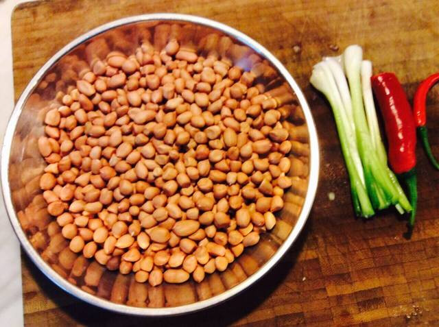 Nguyên liệu của món lạc rang cải tiến này gồm có: 2 lạng lạc, 1 thìa nước mắm, 1 thìa cà phê đường, 1 quả ớt, 3 cây đầu hành, 1 thìa canh mỡ lợn và 1 thìa nhỏ muối. Bước 1: Lạc rửa qua nước (không ngâm), đầu hành thái nhỏ, ớt cắt lát. Ảnh cookpad