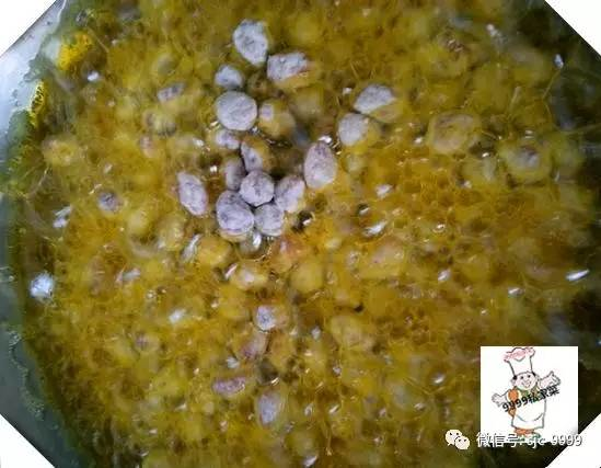 Đun nóng chảo dầu ở lửa nhỏ, chiên ngập lạc trong 10 phút xong cho ra đĩa để nguội. Ảnh Sohu.