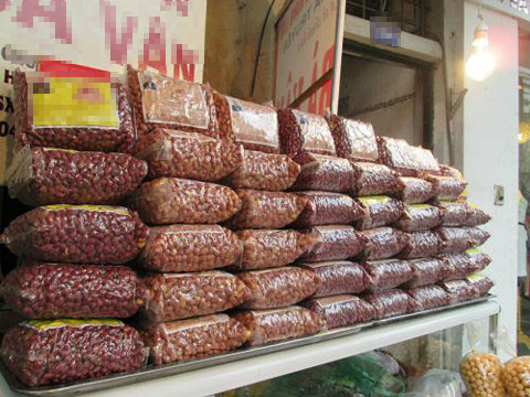 Bước 1: Đổ lạc vào nước sôi trong 2 phút rồi đổ ra rổ cho ráo nước. Bước 2: Pha đường, nước, húng lìu, muối rồi khuấy cho tan. Ngâm hỗn hợp trên với lạc trong vòng 10-12 tiếng. Bước 3: Bỏ lạc vào lò nướng ở nhiệt độ 150 độ C trong 30 phút. Cứ 10 phút đảo 1 lần. Ta cũng có thể cho vào lò vi sóng, với 3 phút đảo 1 lần trong 15 phút. Ảnh Infonet. 