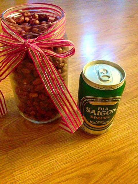 1. Một trong những cách rang lạc “vạn người mê” đó là lạc rang húng lìu. Để làm món lạc rang húng lìu, ta cần các nguyên liệu sau: 1 bò lạc sống, 30 g đường, 1 gói húng lìu, 50 ml nước lọc và xíu muối. Ảnh cookpad 