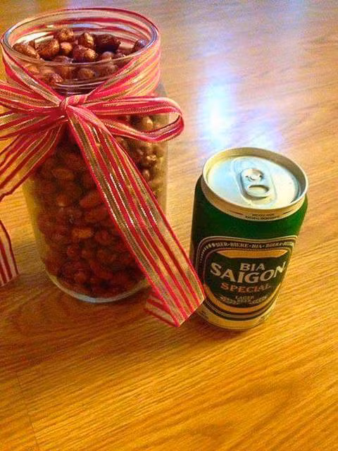 1. Một trong những cách rang lạc “vạn người mê” đó là lạc rang húng lìu. Để làm món lạc rang húng lìu, ta cần các nguyên liệu sau: 1 bò lạc sống, 30 g đường, 1 gói húng lìu, 50 ml nước lọc và xíu muối. Ảnh cookpad 