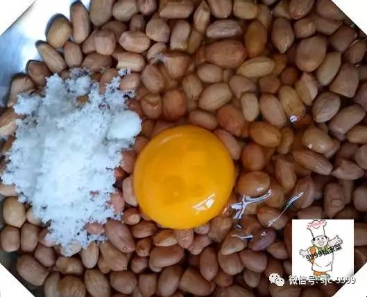 4. Lạc rang trứng. Bạn đập trứng, cho 1 muỗng đường cho lạc. Ảnh Sohu.