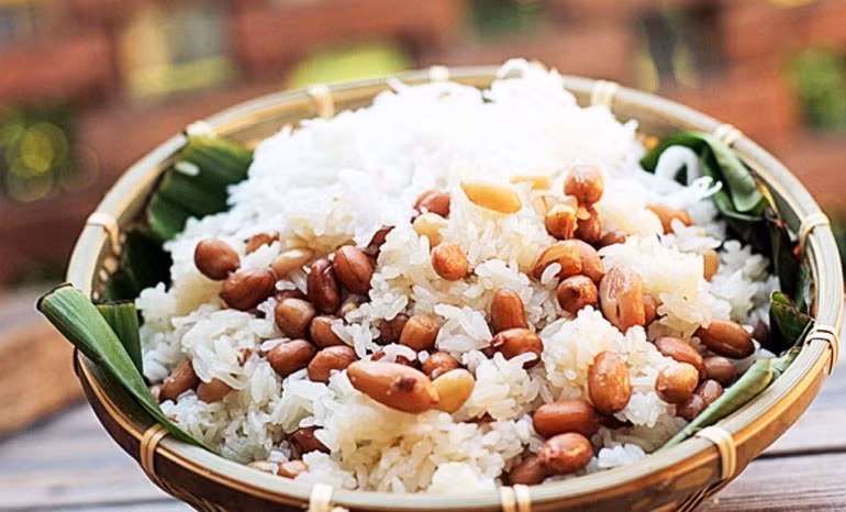 1. Xôi lạc truyền thống. Đây là một món xôi rất đỗi thân thuộc ở Việt Nam. Ảnh Netlife.vn