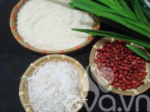 Lá dứa (hay lá nếp), gạo nếp, lạc và chút dừa là nguyên liệu chính của món xôi này. Ảnh Eva