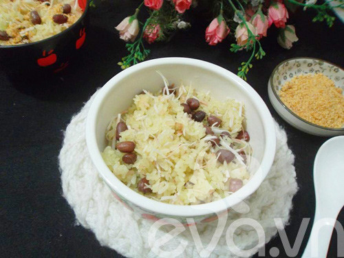 2. Ngoài cách nấu truyền thống, ngày nay các chị em còn thêm một số nguyên liệu khác để món này hấp dẫn hơn. Điển hình, đó là xôi lạc hương lá dứa. Ảnh Eva