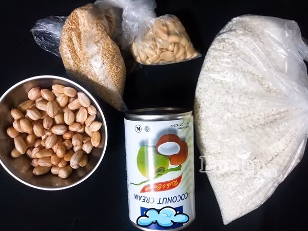 Nguyên liệu của món xôi lạc hấp cốt dừa bao gồm gạo nếp ngon, lạc, chút đường, xíu muối, nước cốt dừa, dừa nạo sợi và muối vừng. Ảnh http://emdep.vn