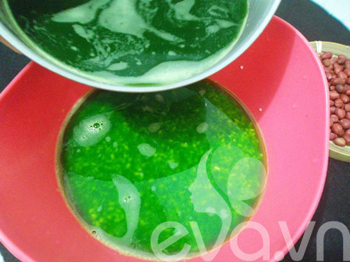 Với món xôi lạc lá dứa này, bạn phải thêm một số công đoạn. Thứ nhất, bạn cần xay lá nếp để lấy nước cốt. Sau đó, lấy nước cốt lá dứa đó đem ngâm qua đêm. Các bước thực hiện tiếp theo tương tự như xôi lạc truyền thống. Ảnh Eva