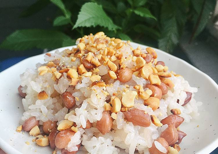 Đúng như tên gọi, xôi lạc lấy hai nguyên liệu chính đó là xôi nếp và lạc (đậu phộng) để nấu hay đồ thành xôi. Bạn có thể dễ dàng bắt gặp những gánh bán xôi lạc cùng nhiều loại xôi khác vào mỗi buổi sáng. Ảnh cookpad.com