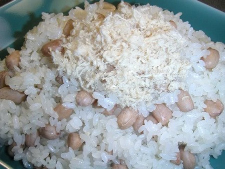 4. Xôi lạc hấp cốt dừa cũng là một biến tấu khác của xôi lạc. Ảnh Cungbanvaobep