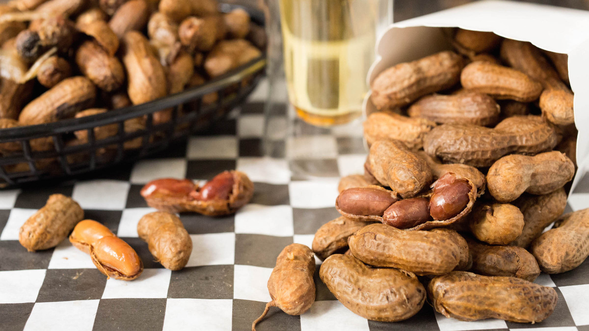 Cải thiện trí nhớ. Lạc chứa vitamin B3, giúp cải thiện chức năng của não và tăng trí nhớ. Ảnh Cooking With Janica