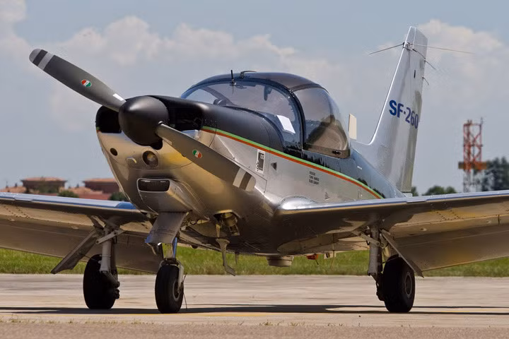  Máy bay SF-260 là loại máy bay huấn luyện kiêm cường kích hạng nhẹ 2 chỗ ngồi do Italy thiết kế và chế tạo. Ảnh: airheadsfly.