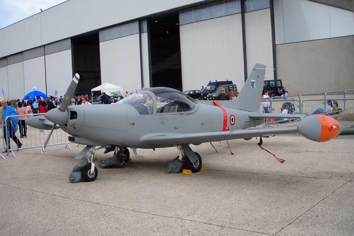 Cường kích SF-260 có một động cơ đơn 6 xy-lanh 260 mã lực, làm mát bằng không khí. Phi cơ leo với tốc độ 548m/phút. Tốc độ tối đa và hành trình là 337km/h. Ảnh: barrieaircraft.