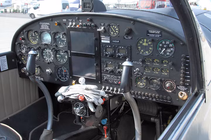 Hệ thống liên lạc trên đặc biệt hữu dụng cho liên lạc giữa phi công và đơn vị kiểm soát mặt đất. Ảnh: bredow-web.