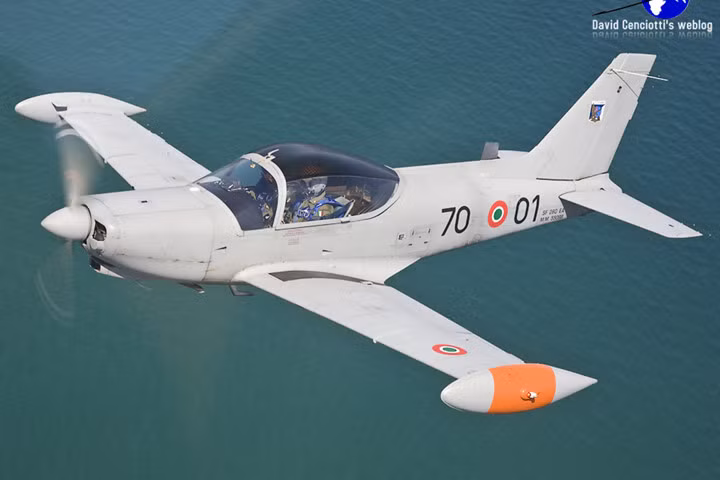 Chuyến bay đầu tiên của SF-260 là vào ngày 15/7/1964. Có 27 lực lượng không quân trên thế giới lựa chọn máy bay này để huấn luyện phi công quân sự. Ảnh: David Cenciotti.