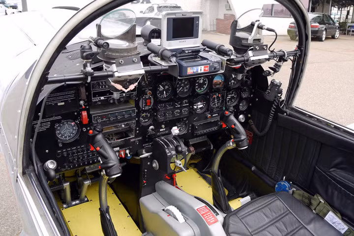 Máy bay SF-260 được trang bị bộ định vị gồm hệ thống hạ cánh, thiết bị đo cự ly, định hướng tự động, định vị toàn cầu, bộ phận hiển thị hướng, hiển thị độ nghiêng. Ảnh: devianart.