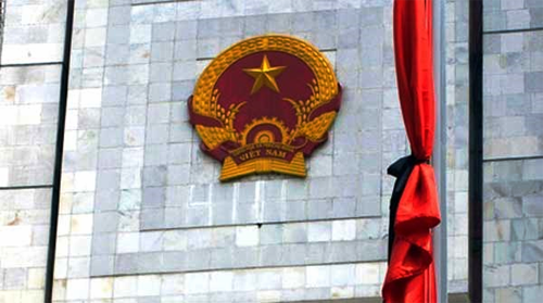 Trong hai ngày Quốc tang Nguyên Thủ tướng Phan Văn Khải (ngày 20 và ngày 21/3/2018), các công sở, các nơi công cộng treo cờ rủ và ngừng các hoạt động vui chơi giải trí.