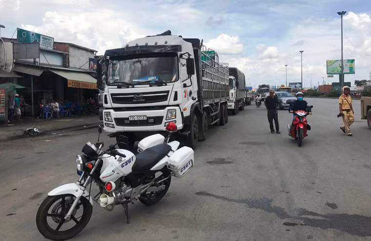 Phu xe keu cuu tham thiet trong xe tai bep dum tren QL1-Hinh-5