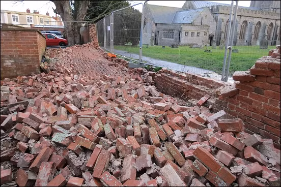 Cần phải phá bỏ, xây lại nếu tường bao quanh nhà nghiêng đổ vào bên trong vì đó báo hiệu điềm xấu phát sinh. Ảnh: Burnham-On-Sea.