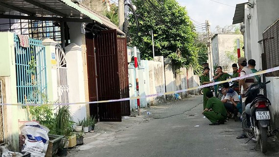 Nguoi dan ong chet loa the trong can nha 3 tang