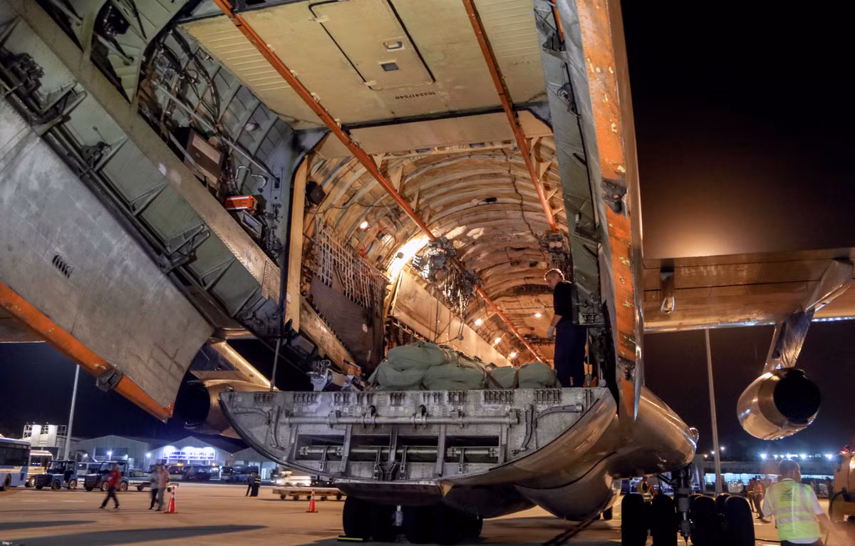 Hàng viện trợ nhân đạo gồm có lều bạt và các sản phẩm thực phẩm có đường, cũng như sữa, thịt và cá hộp.