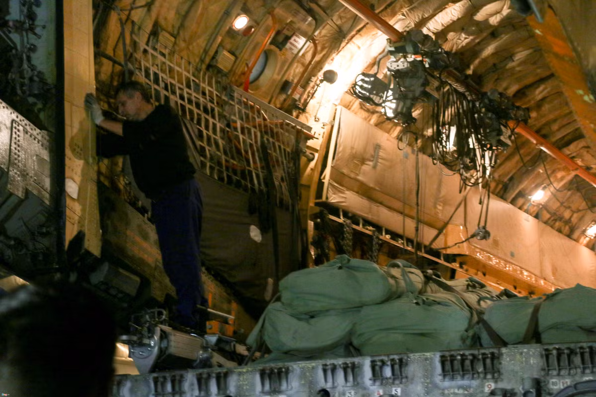 Số hàng này sẽ được tạm thời lưu ở kho hàng của sân bay Cam Ranh. Sau đó được vận chuyển để kịp thời cứu trợ đồng bào miền Trung.