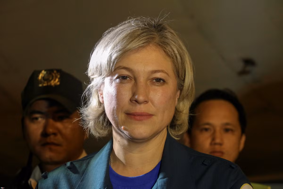 Một thành viên trên chuyến bay xuống trò chuyện và bàn giao số hàng cho phía Việt Nam.