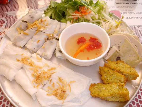  Công thức pha nước chấm cho món bánh cuốn: 300 ml nước sôi để nguội, 2 lạng rưỡi đường, 2 muỗng canh nước mắm nguyên chất, ớt tươi băm nhỏ, ít giấm gạo. Nếu muốn nước chấm ngọt hơn theo vị của người miền Nam, bạn có thể không dùng giấm chua. Thay vào đó bạn giảm lượng nước và tăng lượng đường trong công thức. Nếu bạn ăn mặn hơn, có thể thêm nửa muỗng canh nước mắm, tương đương khoảng 30 ml. 