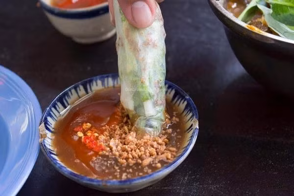 Cách pha nước chấm bò bía: 1 chén tương đen Hoisin, 1/2 chén tương ớt, 1 muỗng canh đậu phộng rang giã nhỏ. Trộn tương ớt và tương đen lại cho đều. Khi ăn rắc đậu phộng lên trên cùng.